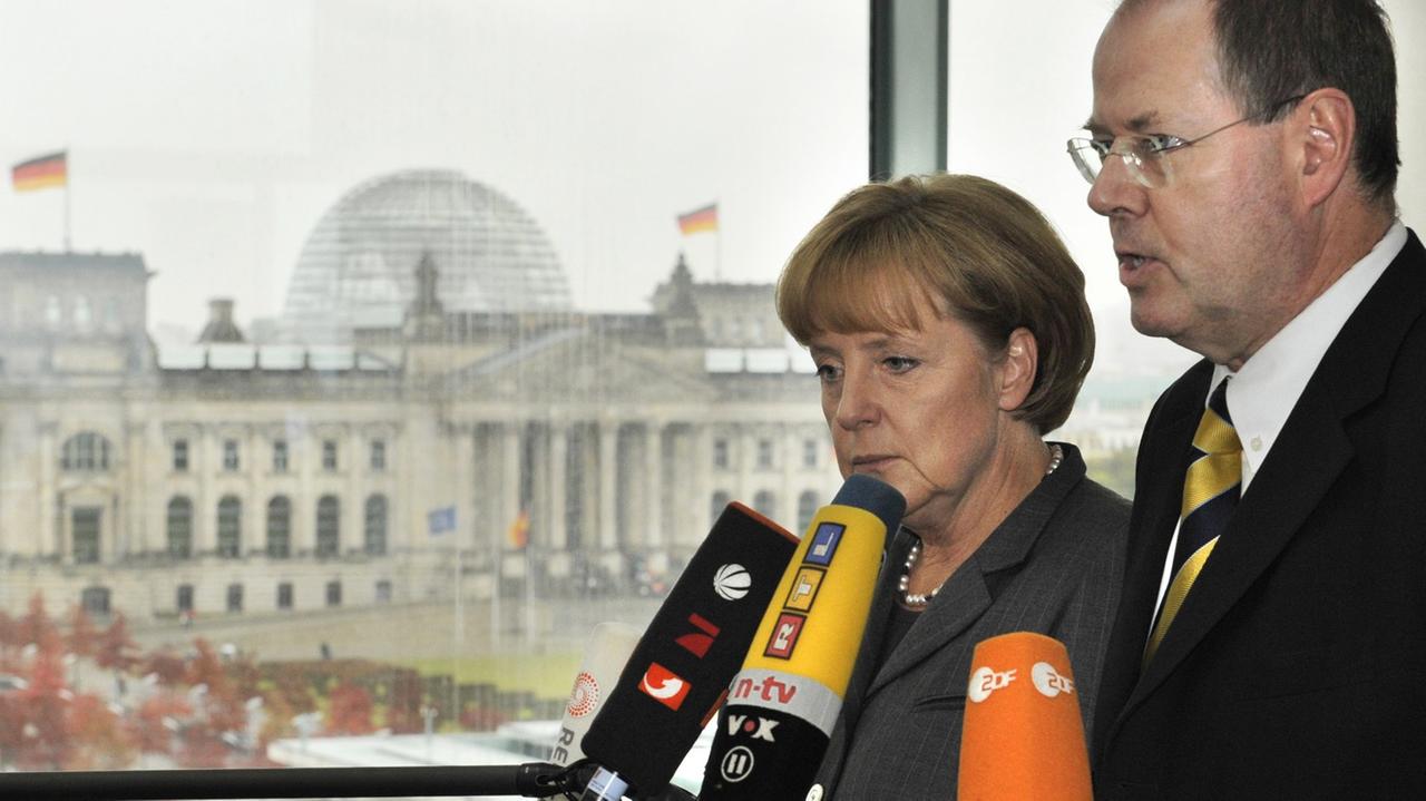 Bundeskanzlerin Angela Merkel und Peer Steinbrück sprechen über die Finanzkrise Bundeskanzlerin Angela Merkel und Peer Steinbrück sprechen über die Finanzkrise