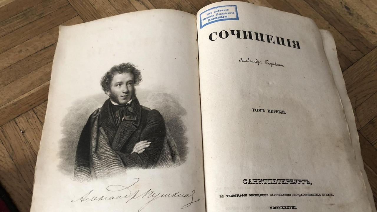 Unter den geraubten und nun zurückgegebenen Büchern: Puschkins Gesammelte Werke Erstausgabe 1838.