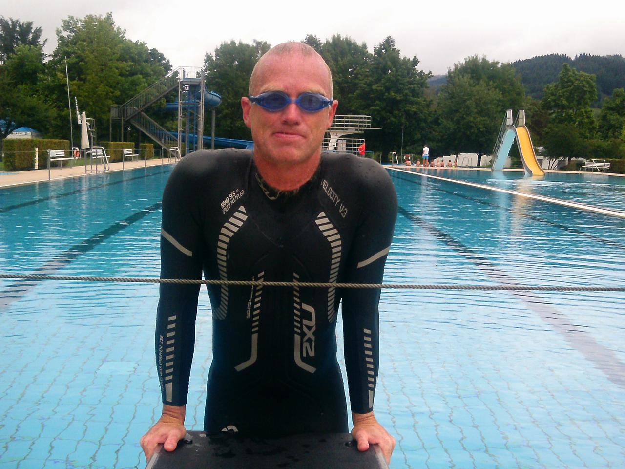 Professor Andreas Fath trainiert im Schwimmbad für den geplanten Rhein Marathon.
