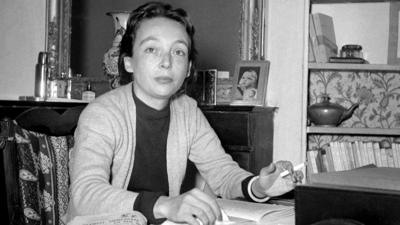 Die französische Schriftstellerin und Drehbuchautorin Marguerite Duras, aufgenommen an ihrem Schreibtisch in ihrer Wohnung in Paris in den frühen 50-er Jahren. Die französische Schriftstellerin und Drehbuchautorin Marguerite Duras, aufgenommen an ihrem Schreibtisch in ihrer Wohnung in Paris in den frühen 50-er Jahren.