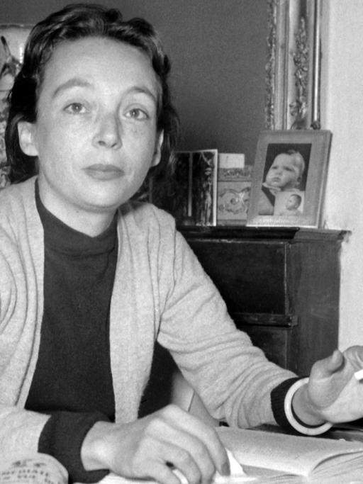Die französische Schriftstellerin und Drehbuchautorin Marguerite Duras, aufgenommen an ihrem Schreibtisch in ihrer Wohnung in Paris in den frühen 50-er Jahren.