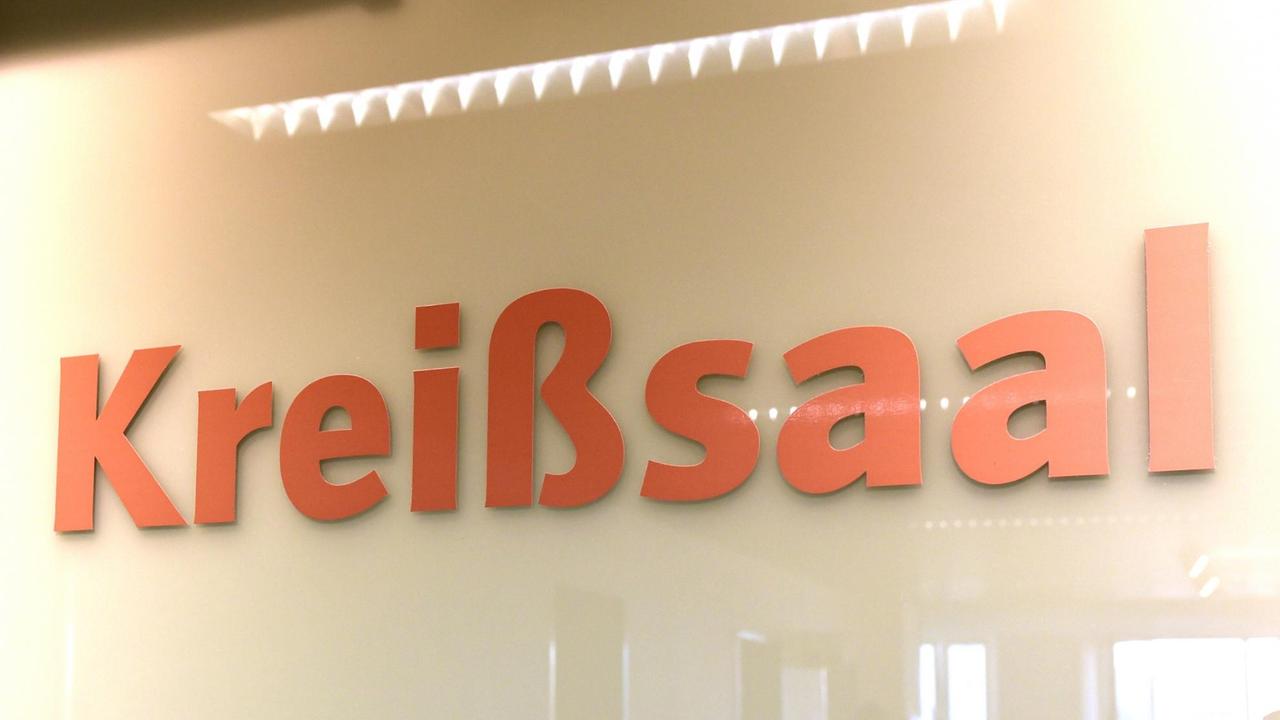 "Kreißsaal" steht am 06.08.2015 in Berlin auf der Tür in einem Krankenhaus. "Kreißsaal" steht am 06.08.2015 in Berlin auf der Tür in einem Krankenhaus.