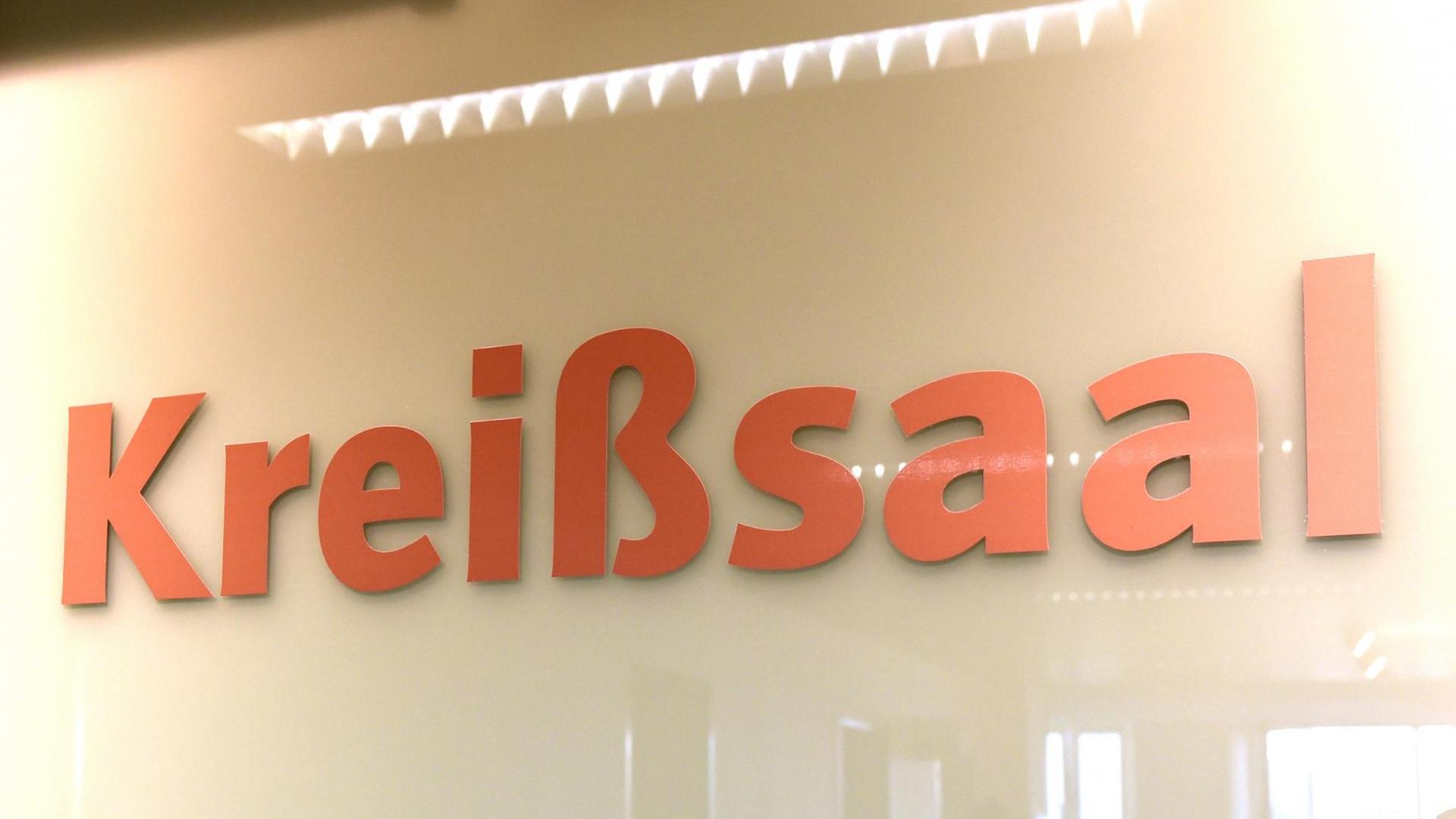 "Kreißsaal" steht am 06.08.2015 in Berlin auf der Tür in einem Krankenhaus. "Kreißsaal" steht am 06.08.2015 in Berlin auf der Tür in einem Krankenhaus.