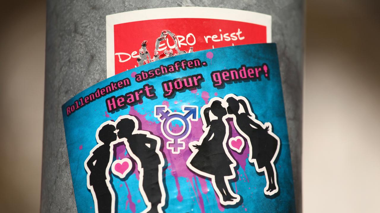 Ein Aufkleber gegen Homophobie klebt an einem Laternenpfahl. Ein Aufkleber gegen Homophobie klebt an einem Laternenpfahl.