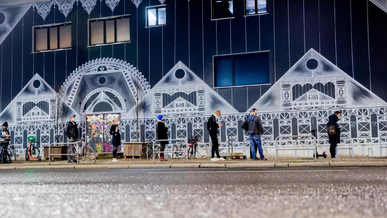 Besucher stehen vor dem "Säälchen" auf dem Berliner Holzmarkt-Gelände Schlange für den Einlass zu einem coronakonformen Testkonzert. Besucher stehen vor dem "Säälchen" auf dem Berliner Holzmarkt-Gelände Schlange für den Einlass zu einem coronakonformen Testkonzert.