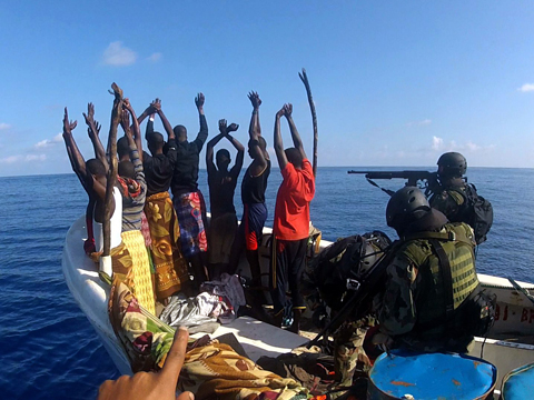 Festnahme von Piraten durch EU-Spezialeinheiten in Somalia Festnahme von Piraten durch EU-Spezialeinheiten in Somalia