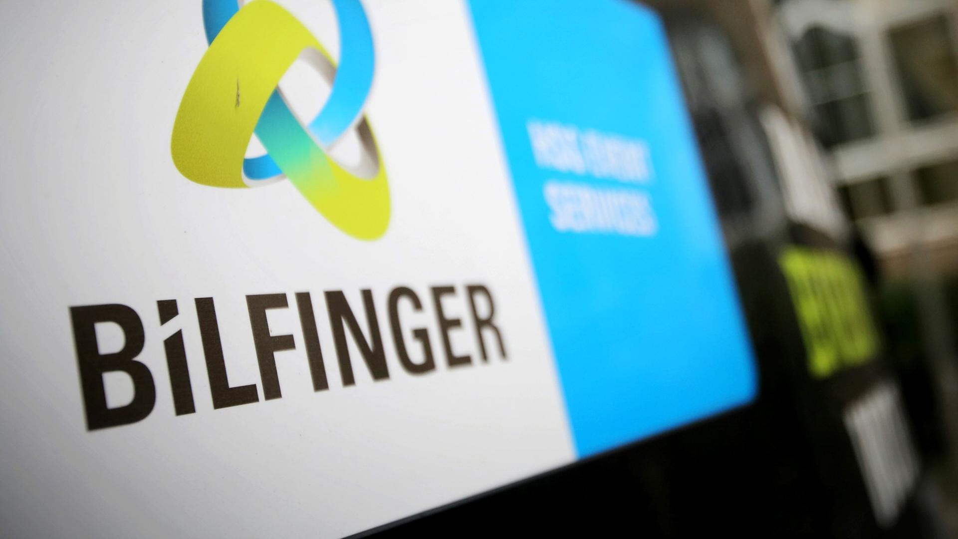 Vor einem Geschäftshaus im Bankenviertel steht am 05.08.2014 in Frankfurt am Main (Hessen) ein Fahrzeug des Dienstleistungs- und Baukonzerns Bilfinger. Vor einem Geschäftshaus im Bankenviertel steht am 05.08.2014 in Frankfurt am Main (Hessen) ein Fahrzeug des Dienstleistungs- und Baukonzerns Bilfinger.
