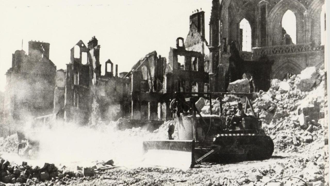 Falaise in der Normandie im Zweiten Weltkrieg. Falaise in der Normandie im Zweiten Weltkrieg.