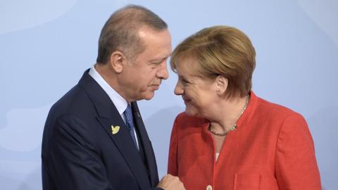 Bundeskanzlerin Merkel begrüßt den türkischen Präsidenten Erdogan zum G20-Gipfel. Beide lächeln.