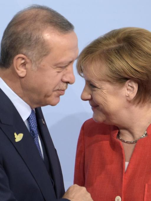 Bundeskanzlerin Merkel begrüßt den türkischen Präsidenten Erdogan zum G20-Gipfel. Beide lächeln.