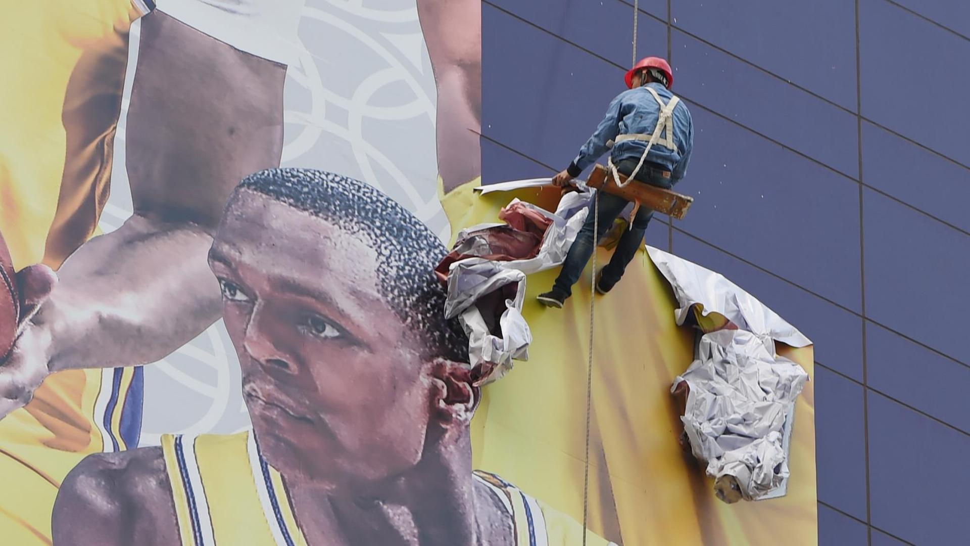 Nach dem Pro-Hongkong-Tweet eines NBA-Managers entfernen chinesische Arbeiter Werbung für ein Spiel zwischen den US-Basketballteams Lakers und Brooklyn Nets in Shanghai. Nach dem Pro-Hongkong-Tweet eines NBA-Managers entfernen chinesische Arbeiter Werbung für ein Spiel zwischen den US-Basketballteams Lakers und Brooklyn Nets in Shanghai.