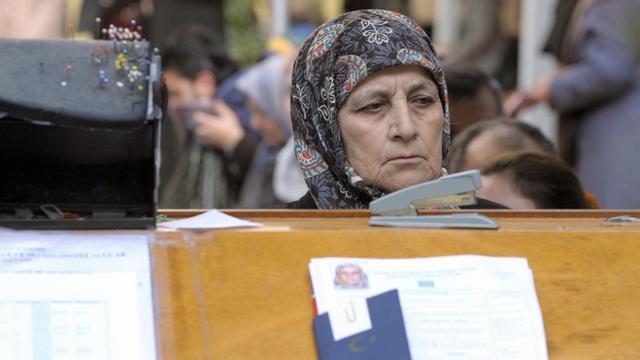 Eine Frau mit Kopftuch steht in der Visastelle des deutschen Generalskonsulats in Istanbul.