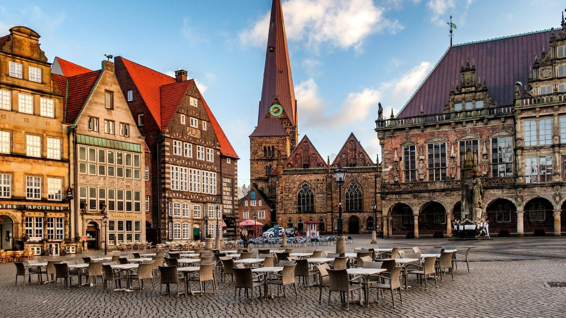 Blick auf den Markplatz mit leeren Tischen und Stühlen vor einem Cafe Blick auf den Markplatz mit leeren Tischen und Stühlen vor einem Cafe