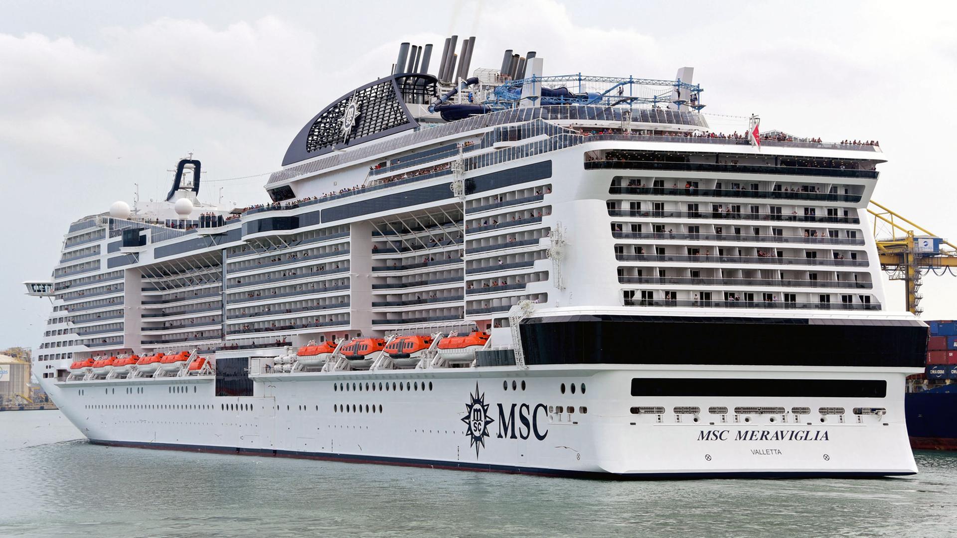 Das Kreuzfahrtschiff "MSC Meraviglia" der Kreuzfahrtgesellschaft MSC Crociere verlässt am 21.07.2017 den Hafen von Barcelona (Spanien). Foto: Hauke-Christian Dittrich Das Kreuzfahrtschiff "MSC Meraviglia" der Kreuzfahrtgesellschaft MSC Crociere verlässt am 21.07.2017 den Hafen von Barcelona (Spanien). Foto: Hauke-Christian Dittrich