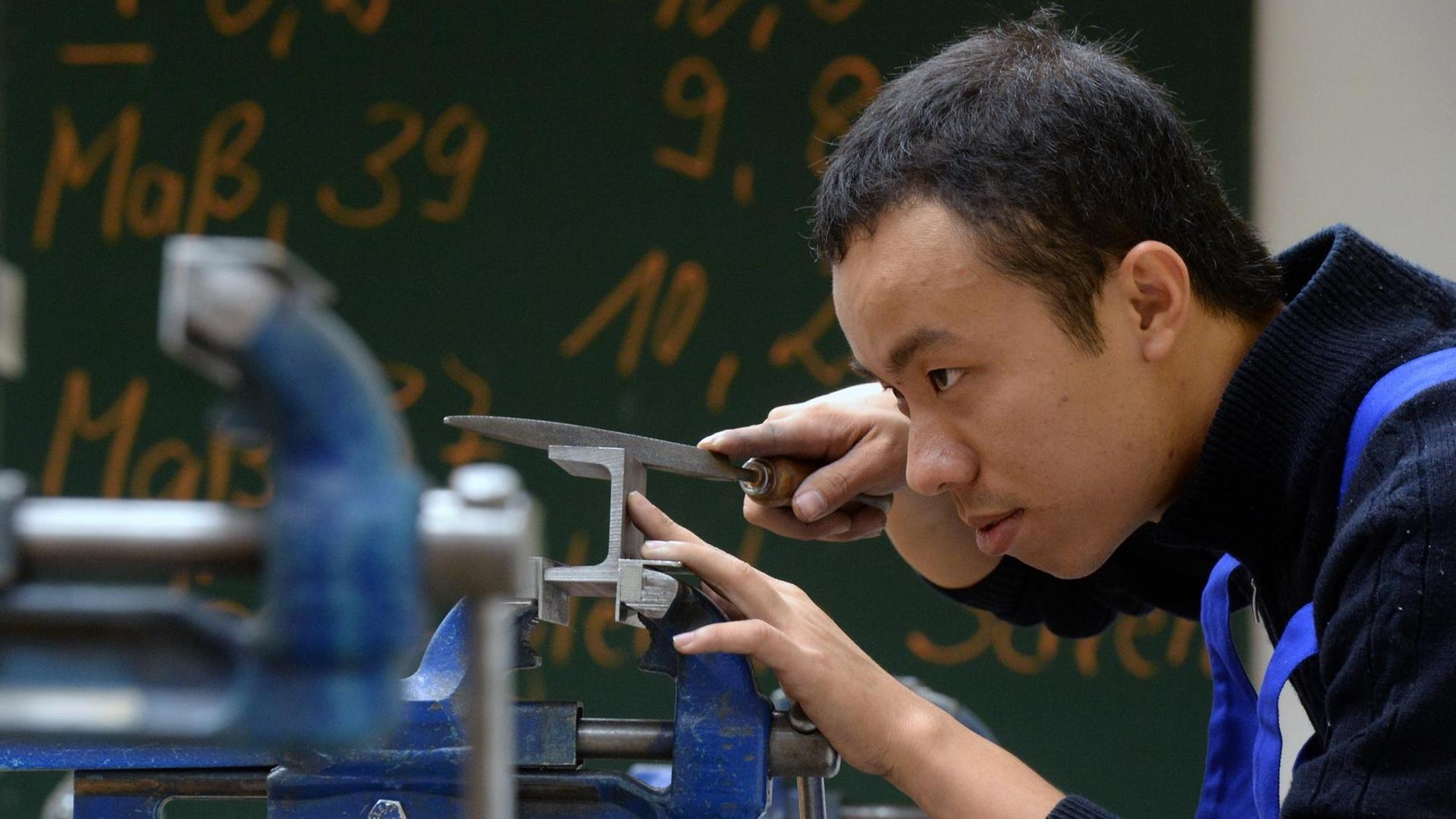 In der Metallwerkstatt des Bildungswerks der Sächsischen Wirtschaft in Chemnitz (Sachsen) startet Thai Minh Nguyen aus Vietnam am in die Ausbildung zum Mechatroniker. Insgesamt sechs junge Leute aus Bulgarien, Polen und Vietnam haben dort 2014 ihre Berufsausbildung in den sogenannten Mangelberufen aufgenommen. In der Metallwerkstatt des Bildungswerks der Sächsischen Wirtschaft in Chemnitz (Sachsen) startet Thai Minh Nguyen aus Vietnam am in die Ausbildung zum Mechatroniker. Insgesamt sechs junge Leute aus Bulgarien, Polen und Vietnam haben dort 2014 ihre Berufsausbildung in den sogenannten Mangelberufen aufgenommen.