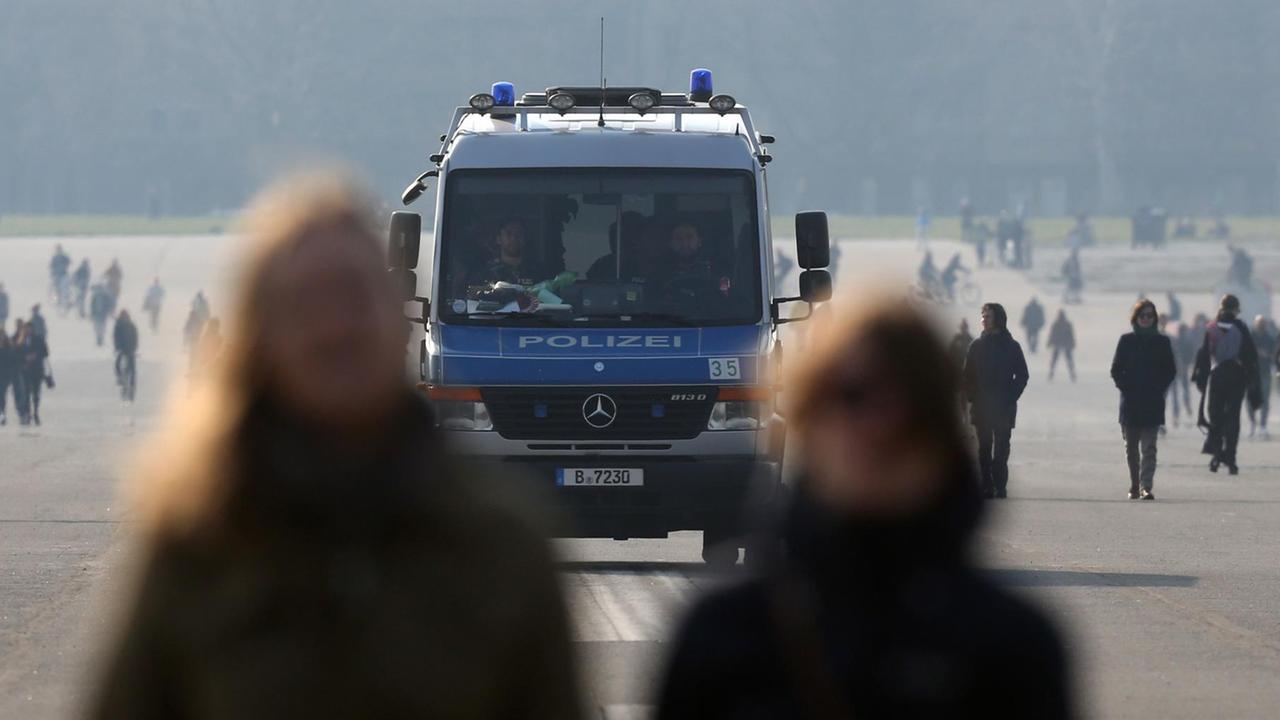 Die Polizei kontrolliert am Tempelhofer Feld in Berlin während der Coronakrise, dass die Menschen den Mindestabstand einhalten und keine Gruppen bilden. 29. März 2020. Die Polizei kontrolliert am Tempelhofer Feld in Berlin während der Coronakrise, dass die Menschen den Mindestabstand einhalten und keine Gruppen bilden. 29. März 2020.