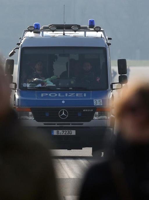 Die Polizei kontrolliert am Tempelhofer Feld in Berlin während der Coronakrise, dass die Menschen den Mindestabstand einhalten und keine Gruppen bilden. 29. März 2020.