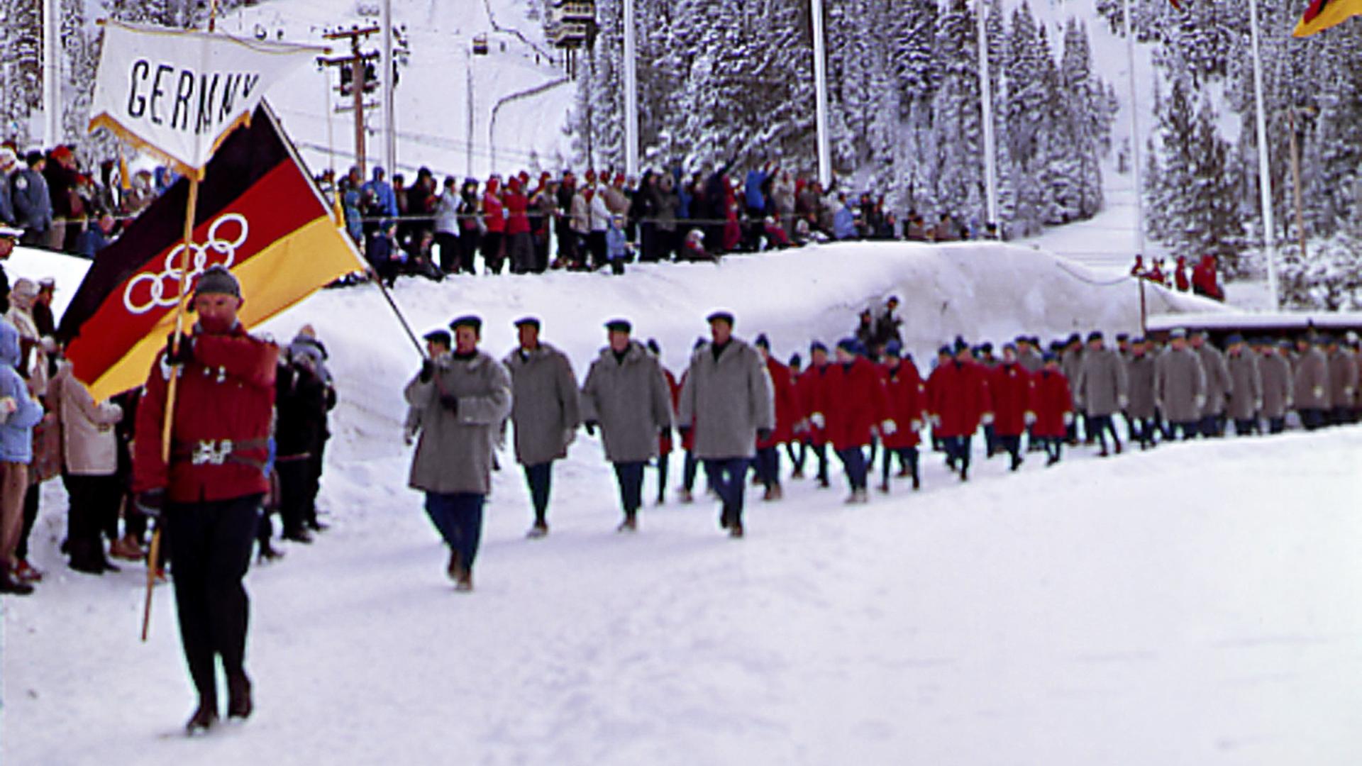 Einmarsch der gesamtdeutschen Mannschaft 1960 bei der Eröffnung der achten Olympischen Winterspiele in Squaw Valley (USA). Einmarsch der gesamtdeutschen Mannschaft 1960 bei der Eröffnung der achten Olympischen Winterspiele in Squaw Valley (USA).