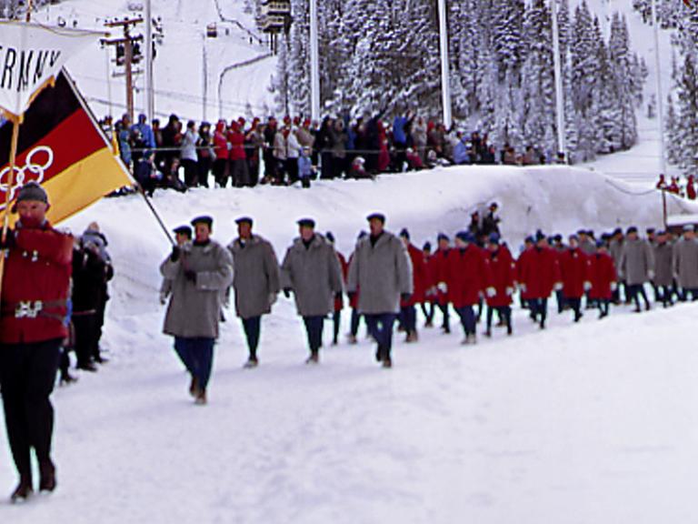 Einmarsch der gesamtdeutschen Mannschaft 1960 bei der Eröffnung der achten Olympischen Winterspiele in Squaw Valley (USA).