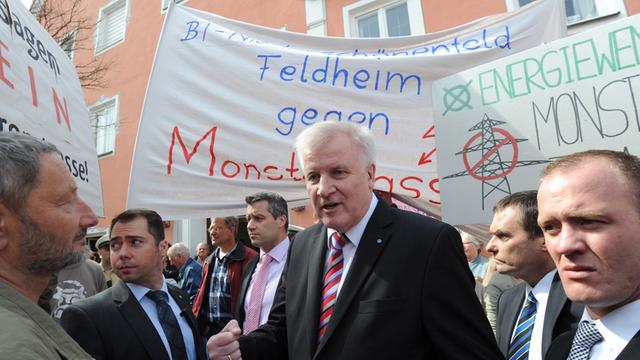 Horst Seehofer im Kreis von Trassen-Gegnern in Bergen bei Neuburg an der Donau (Bayern)