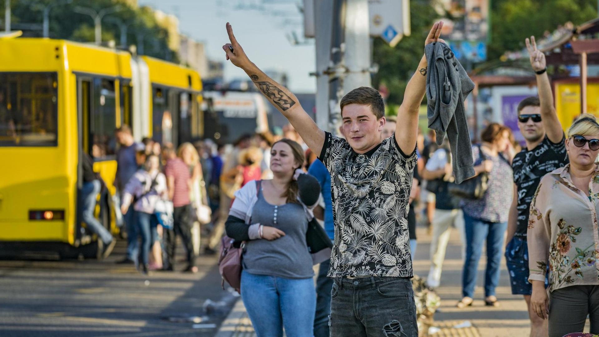 Ein Mann macht auf der Straße in Minsk das Victory-Zeichen - als Protest gegen das Wahlergebnis in Belarus. (Photo by Celestino Arce/NurPhoto) | Keine Weitergabe an Wiederverkäufer. Ein Mann macht auf der Straße in Minsk das Victory-Zeichen - als Protest gegen das Wahlergebnis in Belarus. (Photo by Celestino Arce/NurPhoto) | Keine Weitergabe an Wiederverkäufer.