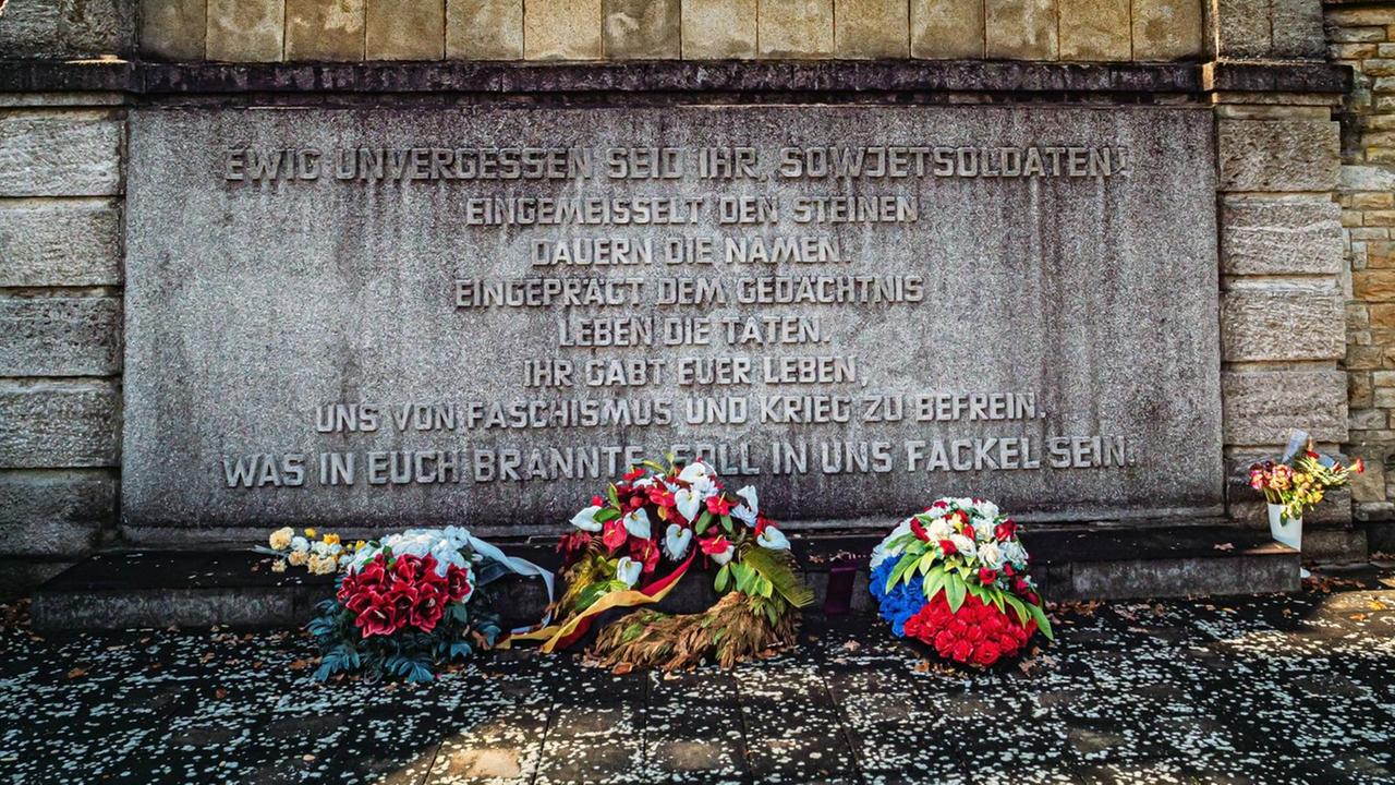 Vor der Gedenkstätte Seelower Höhen in Seelow im Oderbruchliegen Blumenkränze. Vor der Gedenkstätte Seelower Höhen in Seelow im Oderbruchliegen Blumenkränze.