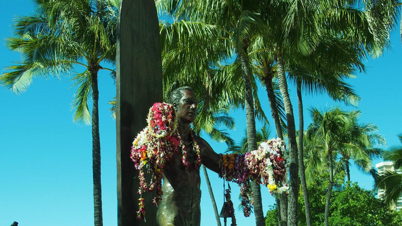 Statue von Duke Kahanamoku, dem Vater des modernen Wellenreitens an der Strandpromenade von Waikiki Statue von Duke Kahanamoku, dem Vater des modernen Wellenreitens an der Strandpromenade von Waikiki