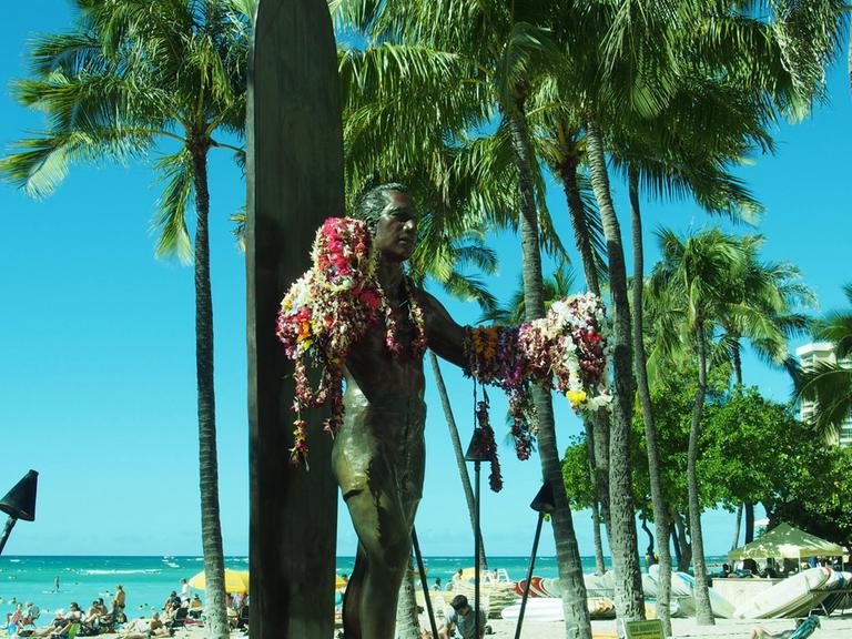 Statue von Duke Kahanamoku, dem Vater des modernen Wellenreitens an der Strandpromenade von Waikiki