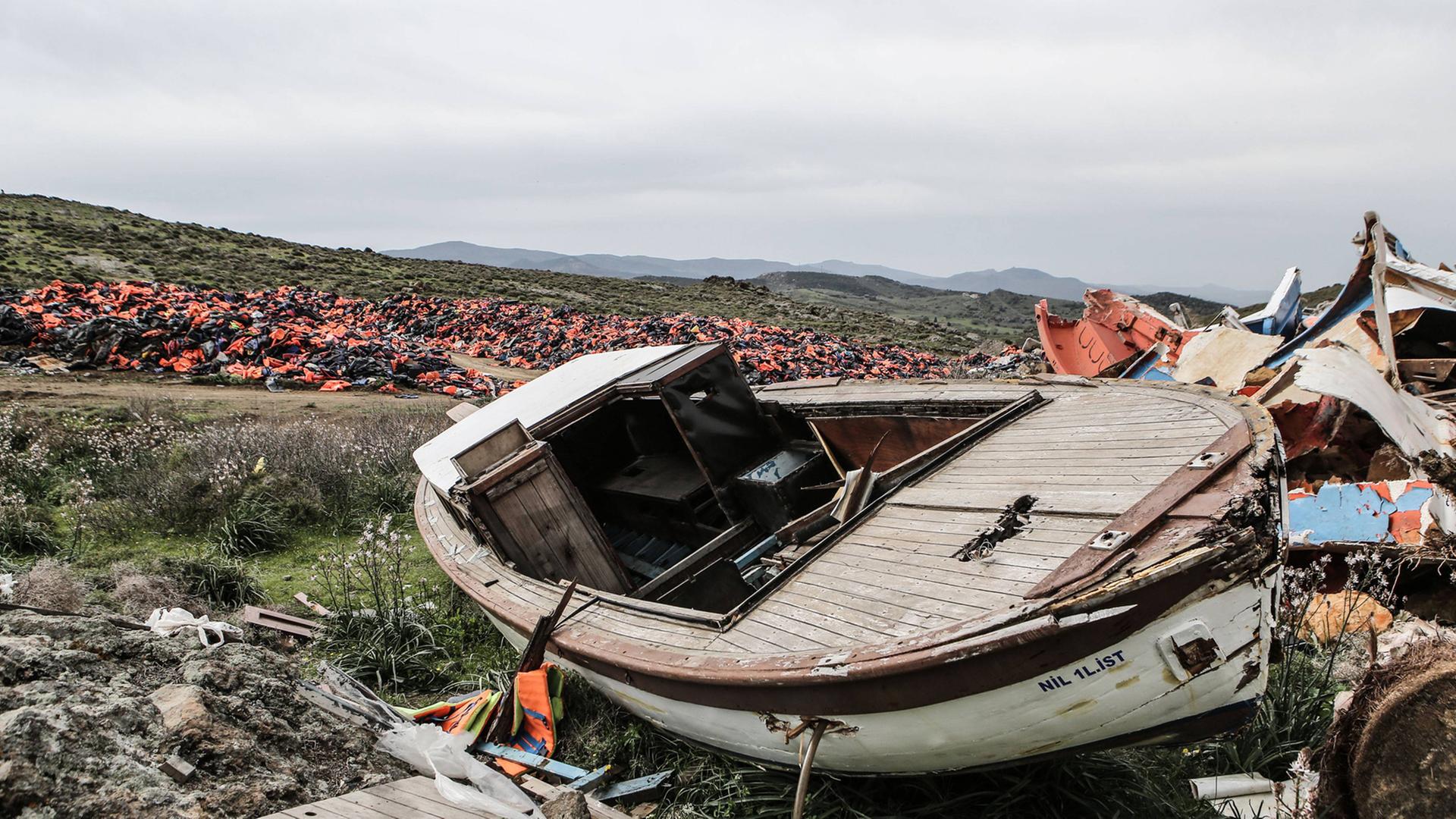 Boot und Schwimmwesten auf Lesbos Boot und Schwimmwesten auf Lesbos