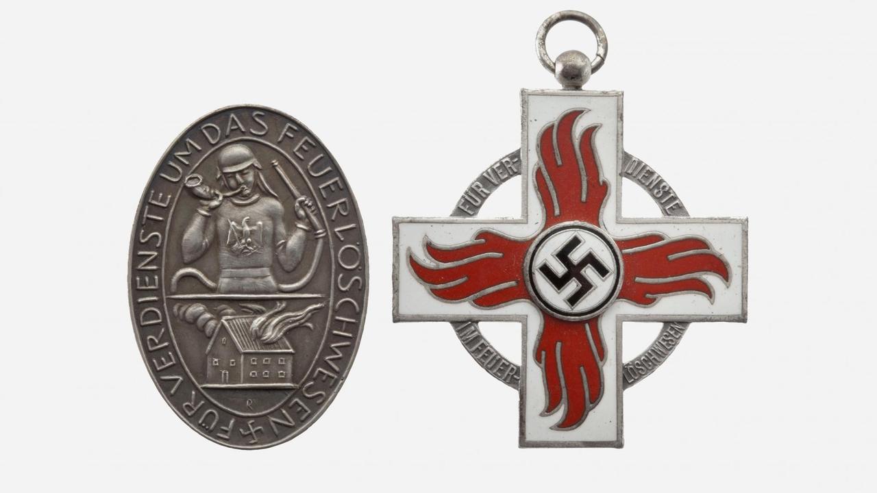 Ehrenzeichen der Feuerwehr im Nationalsozialismus. Dazu das preußische Einnerungsabzeichen für Verdienste um das Feuerlöschwesen. Ehrenzeichen der Feuerwehr im Nationalsozialismus. Dazu das preußische Einnerungsabzeichen für Verdienste um das Feuerlöschwesen.