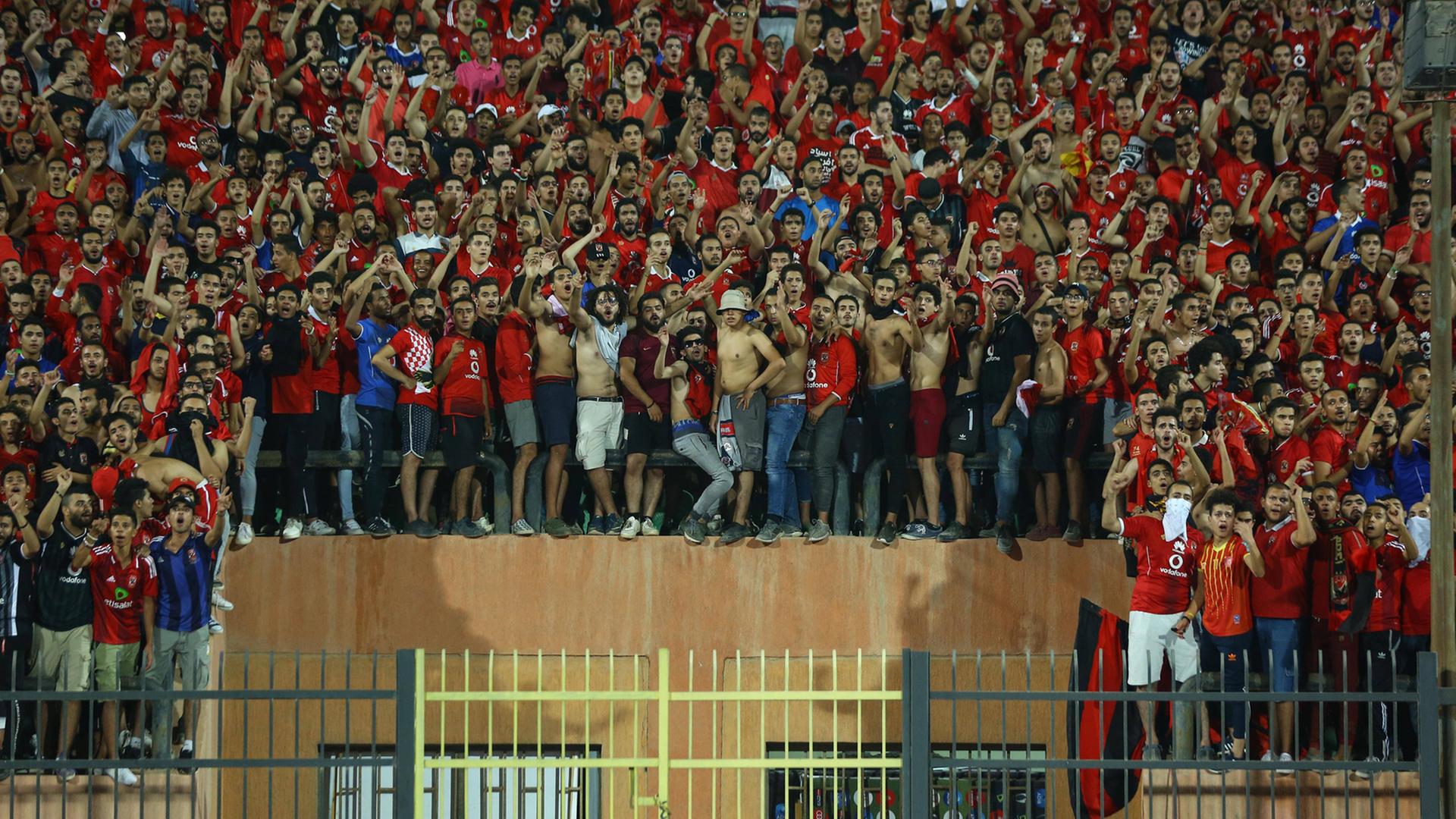 Fans des Kairoer Fußballclubs Al Ahly feiern ihren Verein beim Viertelfinale gegen Horoya in der CAF Champions League im Al-Salam-Stadion in Kairo. Fans des Kairoer Fußballclubs Al Ahly feiern ihren Verein beim Viertelfinale gegen Horoya in der CAF Champions League im Al-Salam-Stadion in Kairo.