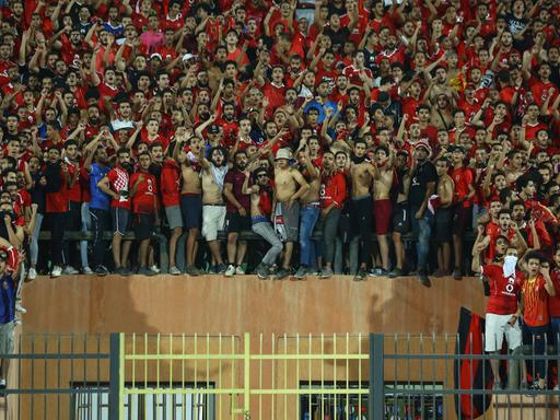 Fans des Kairoer Fußballclubs Al Ahly feiern ihren Verein beim Viertelfinale gegen Horoya in der CAF Champions League im Al-Salam-Stadion in Kairo.