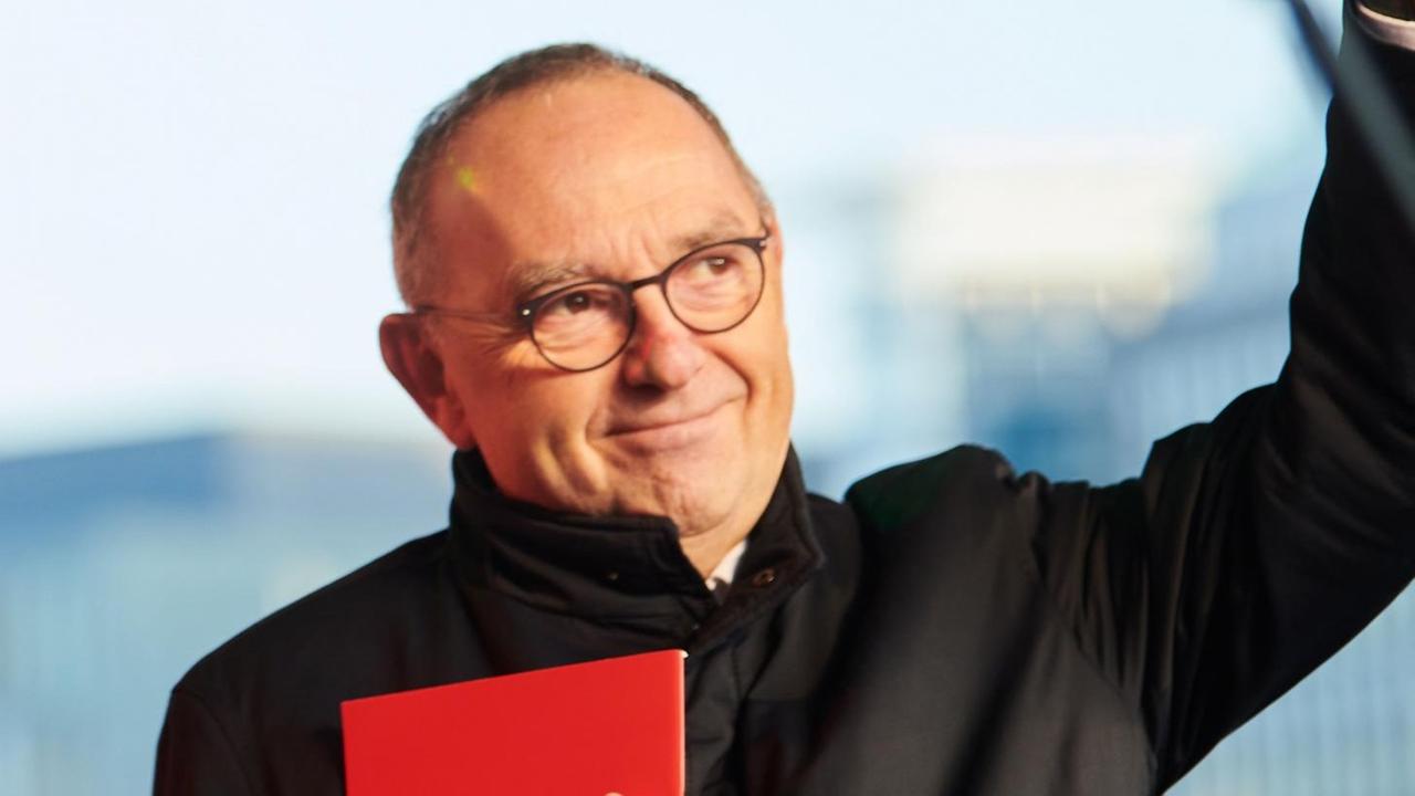 Norbert Walter-Borjans winkt Norbert Walter-Borjans winkt