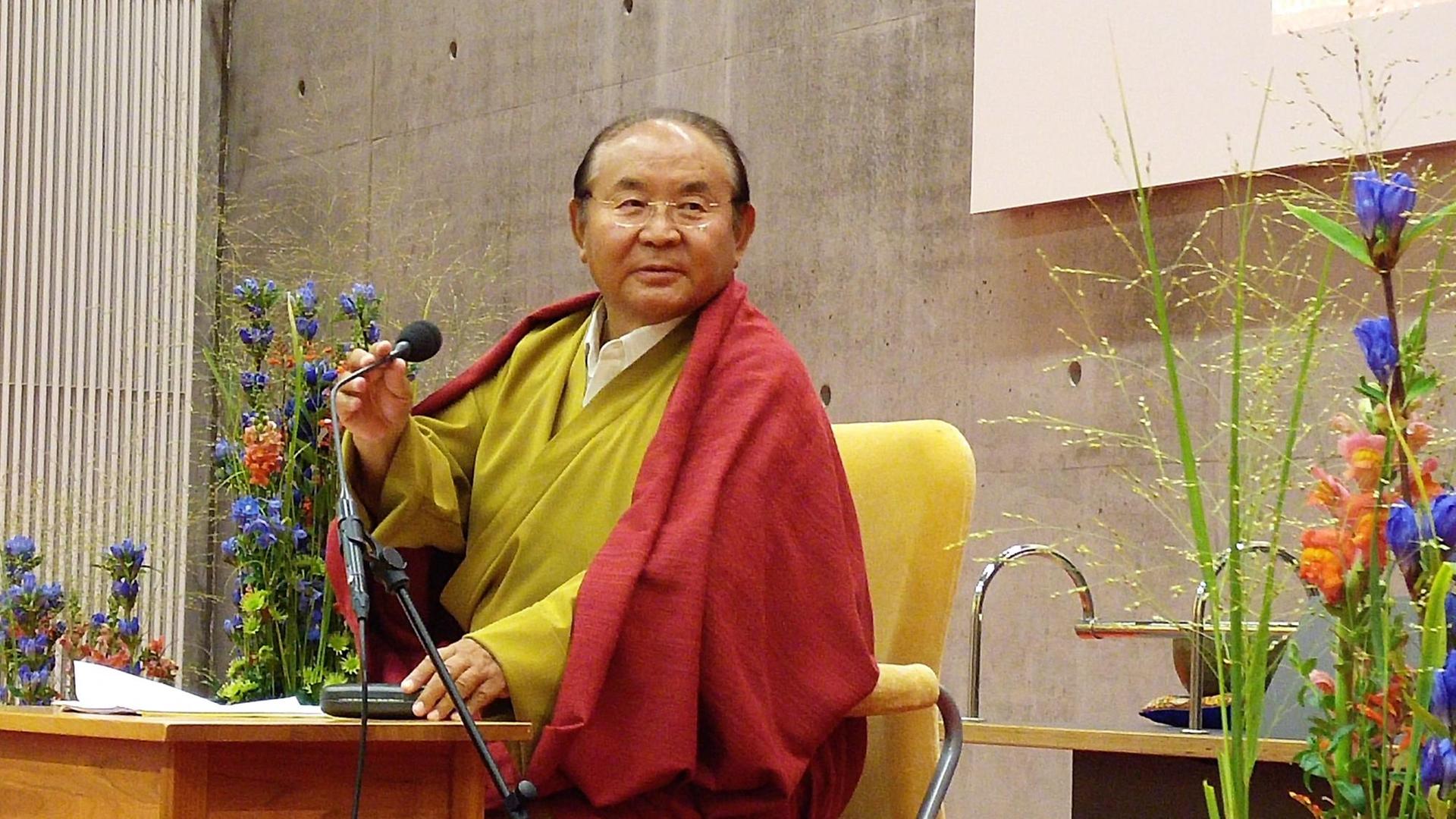Sogyal Rinpoche (†), Begründer der Rigpa-Organisation, einer der bekanntesten tibetisch-buddhistischen Gruppen im Westen Sogyal Rinpoche (†), Begründer der Rigpa-Organisation, einer der bekanntesten tibetisch-buddhistischen Gruppen im Westen