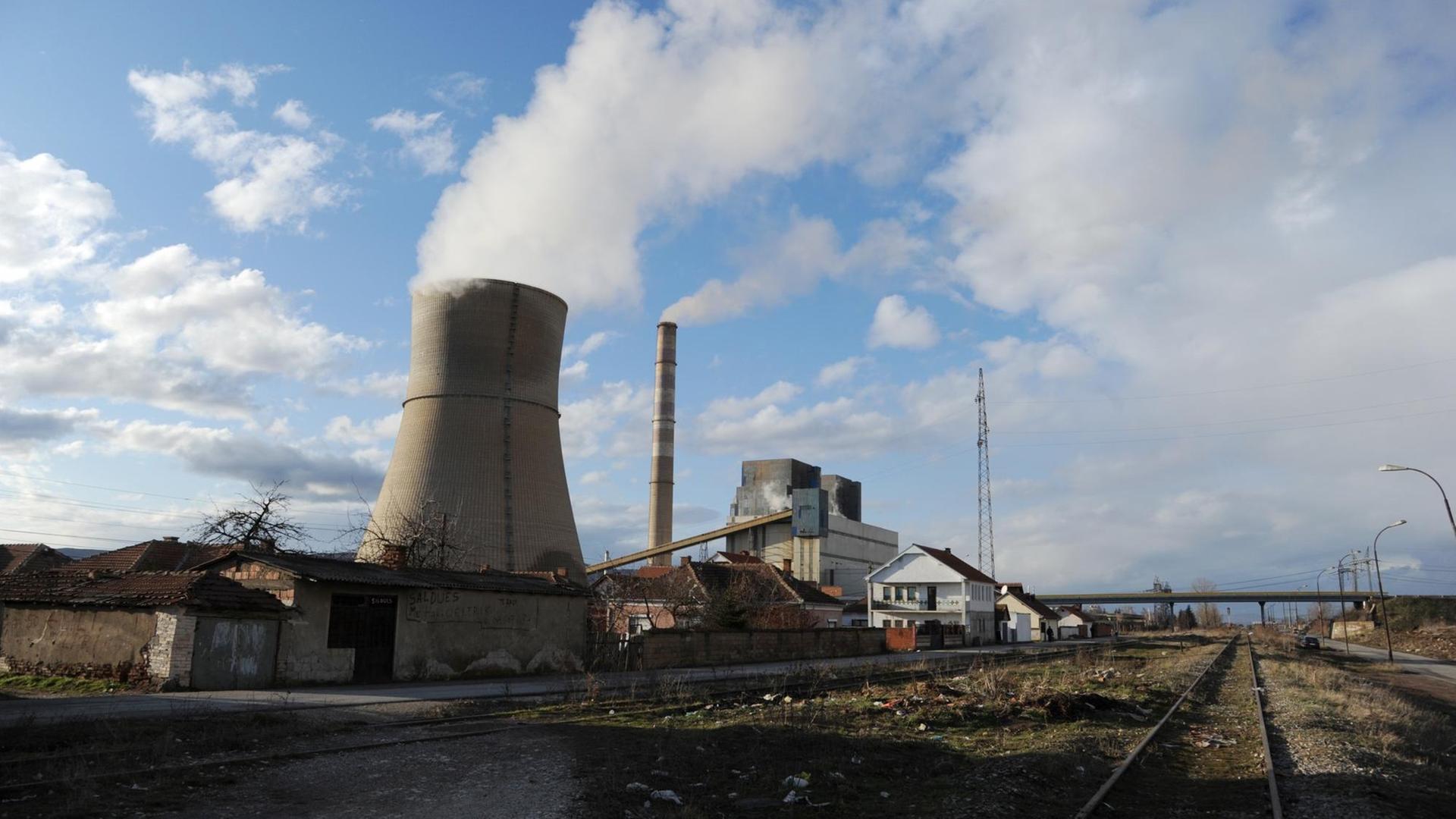 Das Braunkohlekraftwerk Kosova B in Obiliq bei Pristina im Kosovo. Das Braunkohlekraftwerk Kosova B in Obiliq bei Pristina im Kosovo.