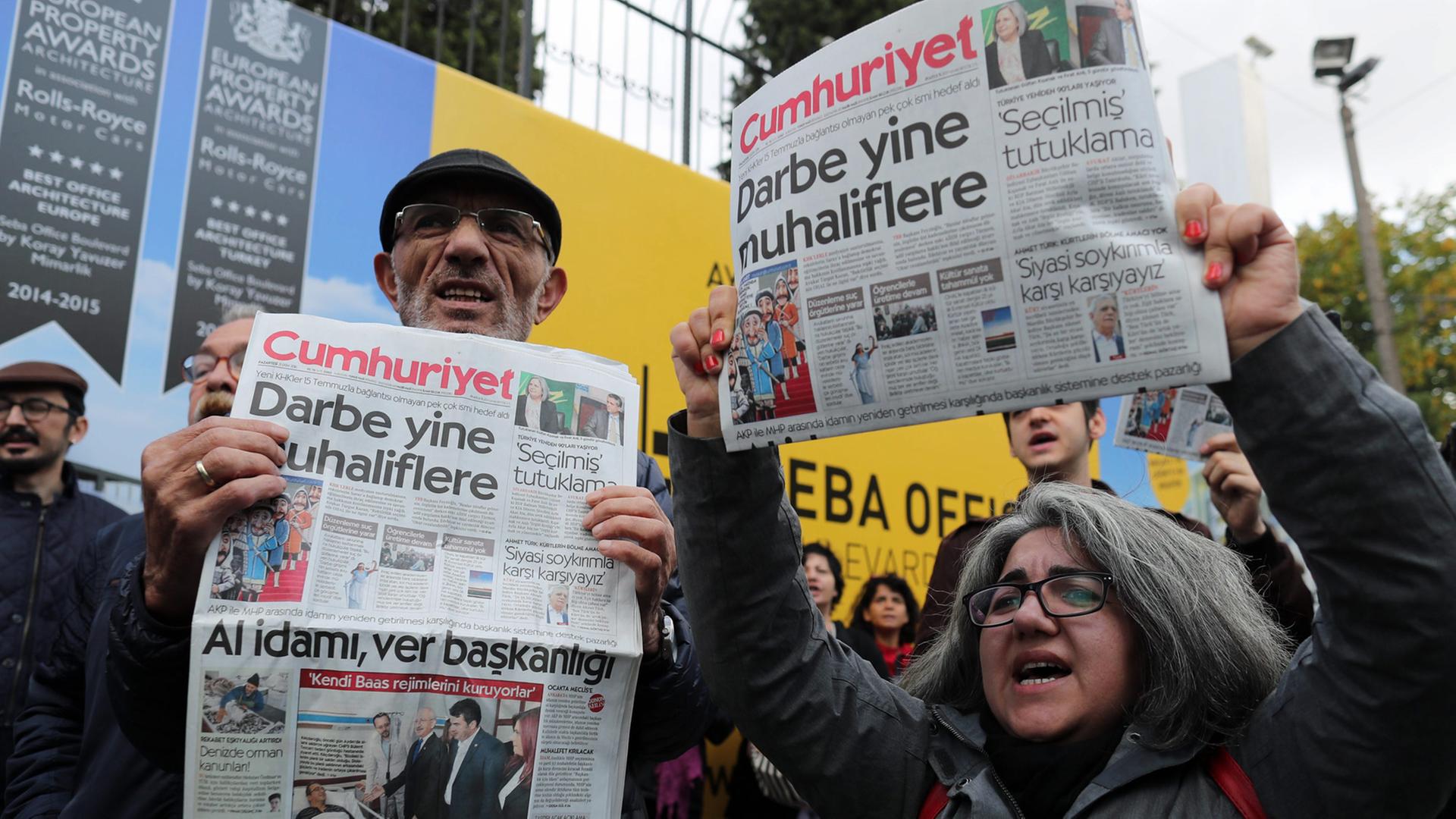 Vor der "Cumhuriyet"-Redaktion in Istanbul: Menschen empören sich am 31. Oktober 2016 über die Verhaftung von Redakteuren. Vor der "Cumhuriyet"-Redaktion in Istanbul: Menschen empören sich am 31. Oktober 2016 über die Verhaftung von Redakteuren.
