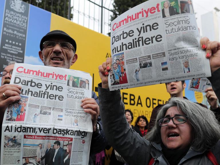 Vor der "Cumhuriyet"-Redaktion in Istanbul: Menschen empören sich am 31. Oktober 2016 über die Verhaftung von Redakteuren.