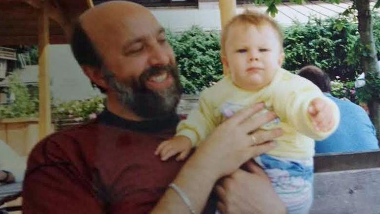 Günther Götz hält seinen Sohn Sören als Baby auf dem Arm Günther Götz hält seinen Sohn Sören als Baby auf dem Arm