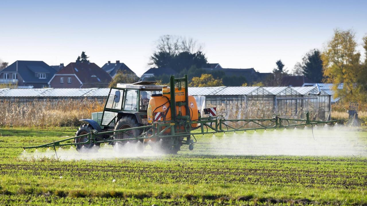 Einsatz von Pflanzenschutzmitteln auf einem Feld in Hamburg, Deutschland Einsatz von Pflanzenschutzmitteln auf einem Feld in Hamburg, Deutschland