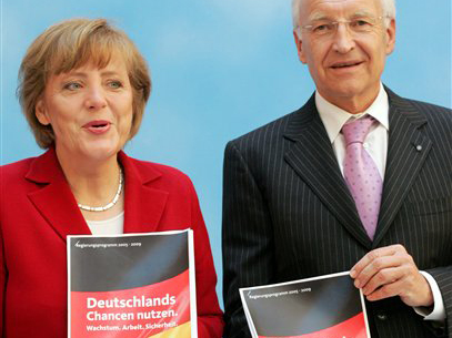 Die Vorsitzenden von CDU und CSU, Angela Merkel und Edmund Stoiber, präsentieren das Wahlprogramm der Union