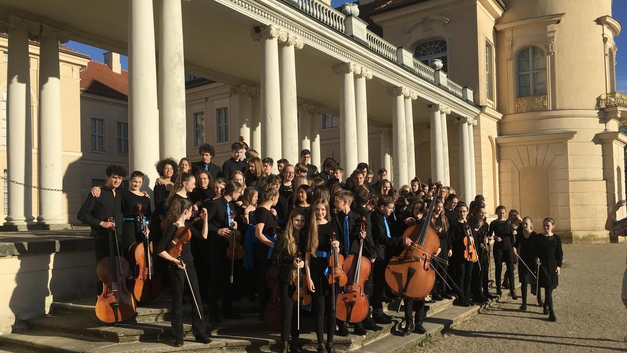 Die Musiker*innen stehen vor den Kolonnaden von Schloss Rheinsberg Die Musiker*innen stehen vor den Kolonnaden von Schloss Rheinsberg
