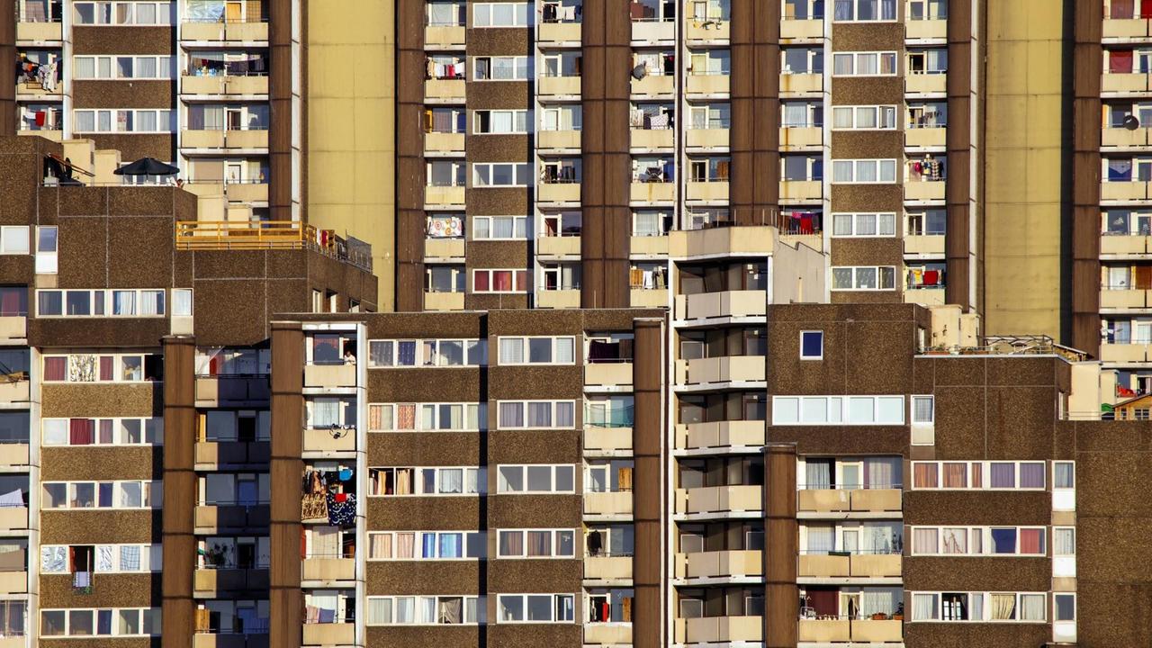 Hochhäuser des Wohnkomplexes auf dem Kölnberg im Kölner Stadtteil Meschenich. Hochhäuser des Wohnkomplexes auf dem Kölnberg im Kölner Stadtteil Meschenich.