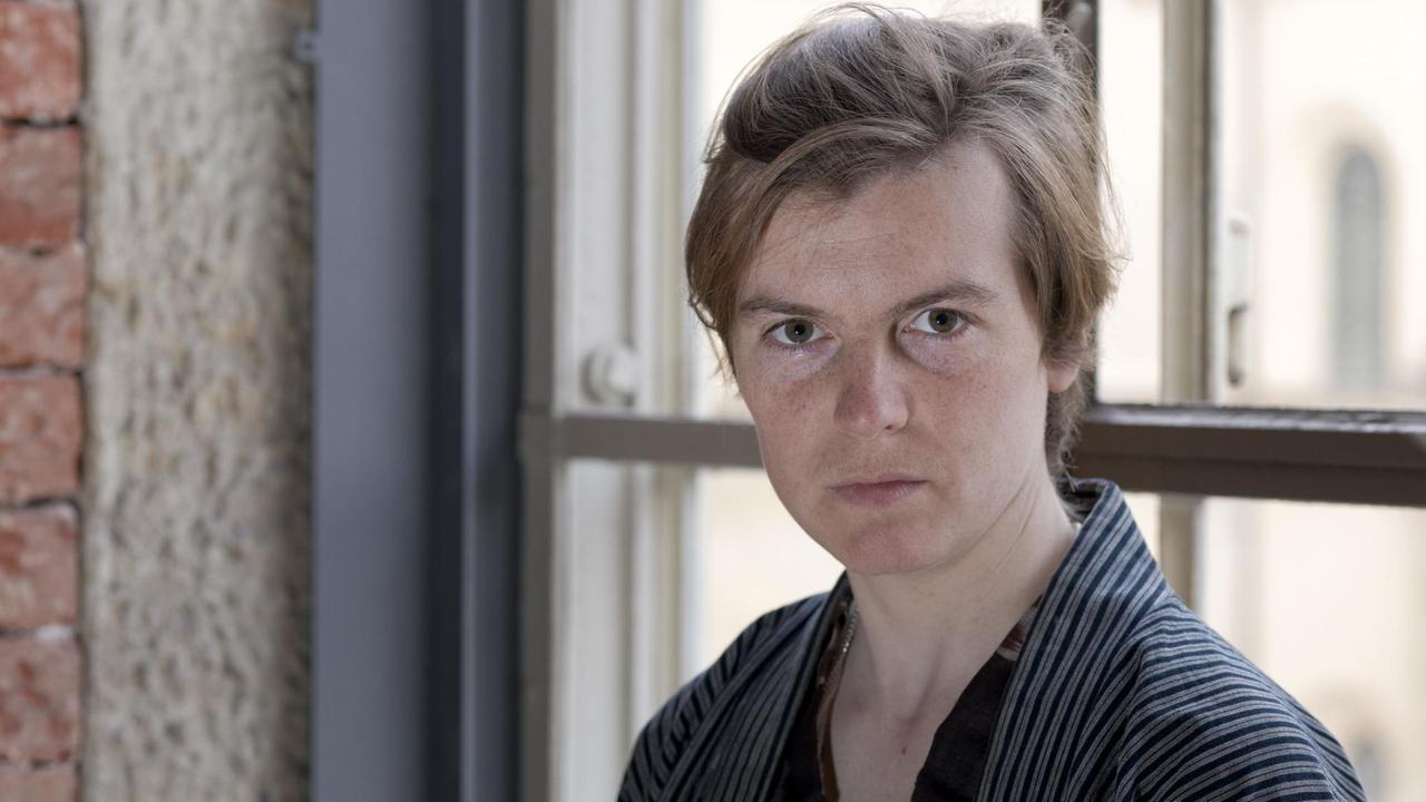 Schriftstellerin Ann Cotten posiert in der Allerheiligen Hofkirche in München fur ein Foto. Schriftstellerin Ann Cotten posiert in der Allerheiligen Hofkirche in München fur ein Foto.
