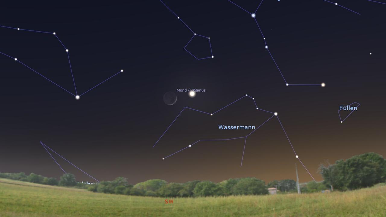 Am Abendhimmel leuchtet die schmale Mondsichel neben der strahlend hellen Venus Am Abendhimmel leuchtet die schmale Mondsichel neben der strahlend hellen Venus