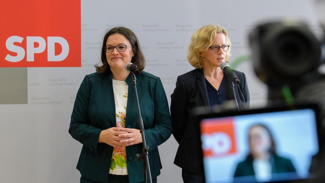 Natascha Kohnen, SPD-Landesvorsitzende in Bayern (r), spricht neben Andrea Nahles, SPD-Parteivorsitzende, auf einer Pressekonferenz nach einer gemeinsamen Sitzung der SPD-Bundestagsfraktion und der BayernSPD-Landtagsfraktion im Maximilianeum in München (20.9.2018). Natascha Kohnen, SPD-Landesvorsitzende in Bayern (r), spricht neben Andrea Nahles, SPD-Parteivorsitzende, auf einer Pressekonferenz nach einer gemeinsamen Sitzung der SPD-Bundestagsfraktion und der BayernSPD-Landtagsfraktion im Maximilianeum in München (20.9.2018).
