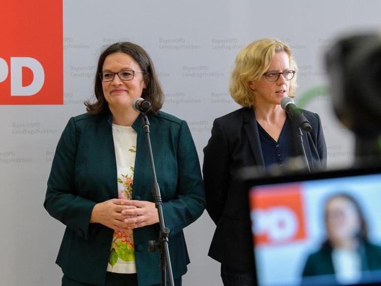 Natascha Kohnen, SPD-Landesvorsitzende in Bayern (r), spricht neben Andrea Nahles, SPD-Parteivorsitzende, auf einer Pressekonferenz nach einer gemeinsamen Sitzung der SPD-Bundestagsfraktion und der BayernSPD-Landtagsfraktion im Maximilianeum in München (20.9.2018).