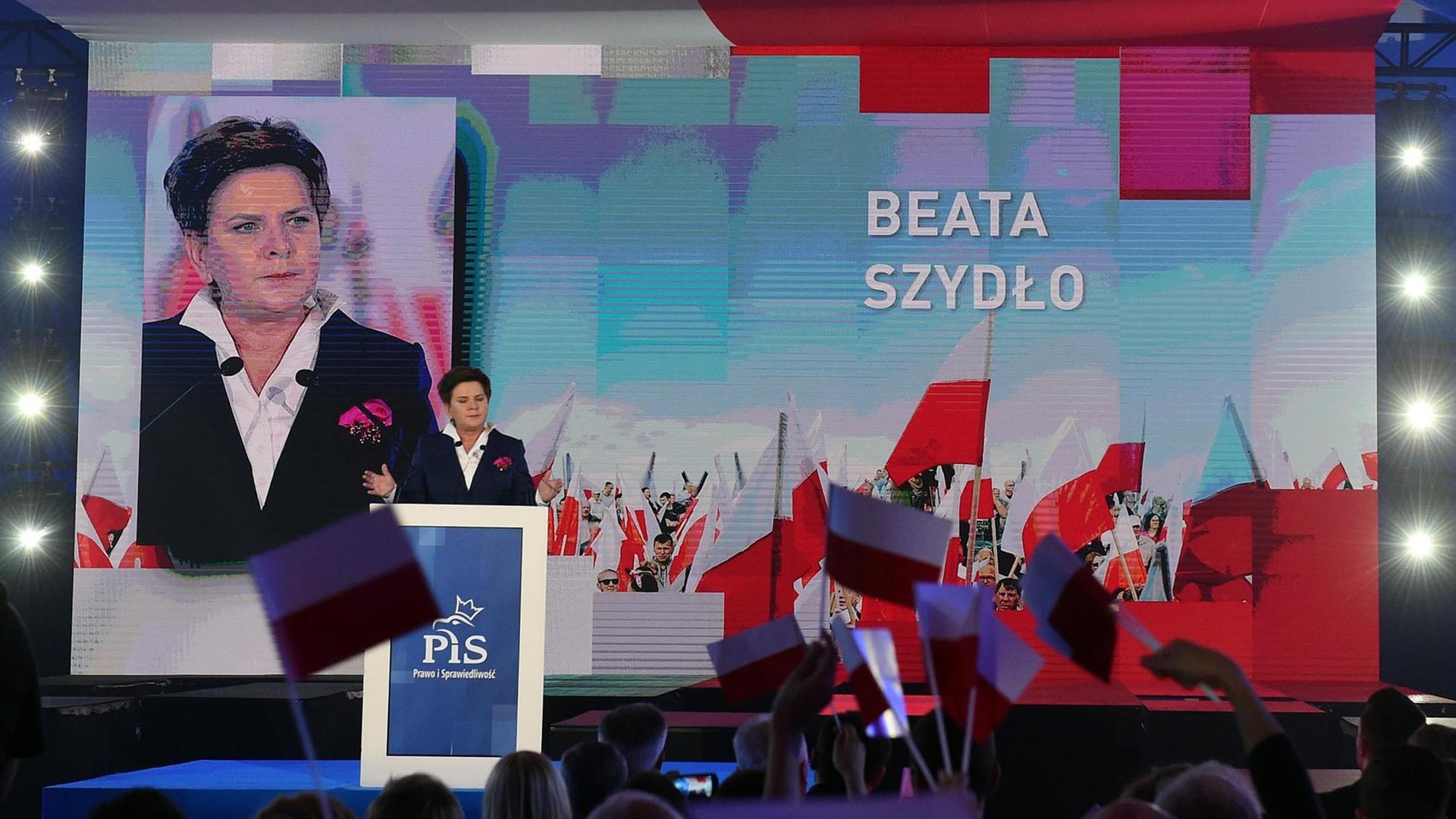 Beata Szydlo, Spitzenkandidatin von "Recht und Gerechtigkeit" (PiS) auf einer Wahlveranstaltung