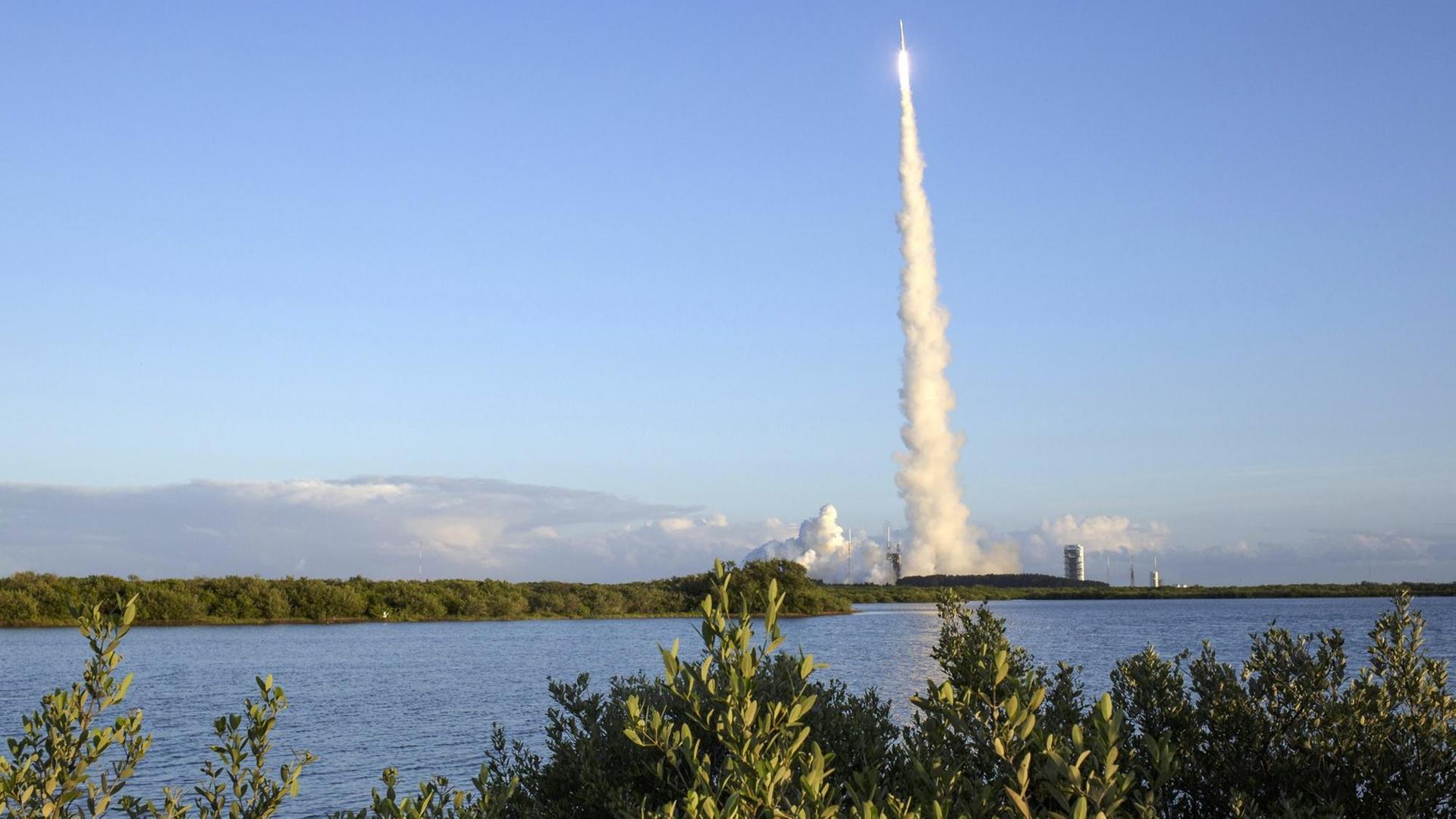 Der Start der OSIRIS-REx von der Cape Canaveral Air Force Station in Florida am 8. September 2016. Der Start der OSIRIS-REx von der Cape Canaveral Air Force Station in Florida am 8. September 2016.