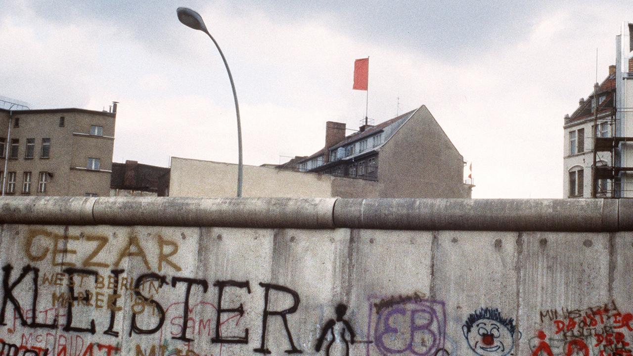 Graffitis auf der Westseite der Berliner Mauer am 29. April 1984