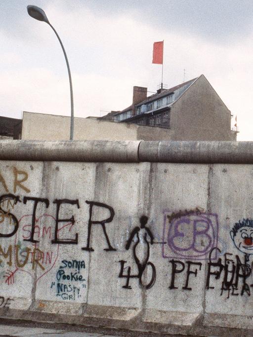 Graffitis auf der Westseite der Berliner Mauer am 29. April 1984